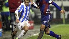 El delantero uruguayo del M&aacute;laga &quot;Seba&quot; Fern&aacute;ndez avanza con el bal&oacute;n ante el delantero del Eibar Joseba del Olmo, durante el partido de octavos de final de la Copa del Rey que ambos equipos han disputado hoy en el estadio de Ipurua de la localidad guipuzcoana de Eibar.