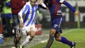 El delantero uruguayo del M&aacute;laga &quot;Seba&quot; Fern&aacute;ndez avanza con el bal&oacute;n ante el delantero del Eibar Joseba del Olmo, durante el partido de octavos de final de la Copa del Rey que ambos equipos han disputado hoy en el estadio de Ipurua de la localidad guipuzcoana de Eibar.