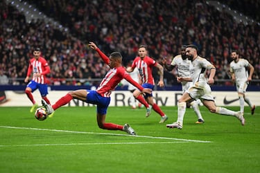 1-0. Centro alto y cruzado de Rodrigo de Paul, toca Rüdiger y Samuel Lino llegando desde la derecha remata al segundo palo superando a Lunin.