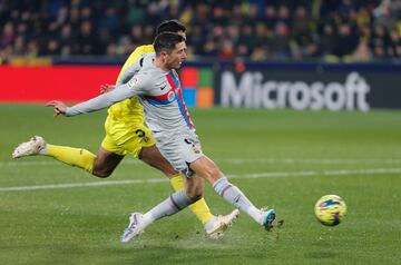 Lewandowski controla el bal¨®n durante el partido del Barcelona contra el Villarreal.