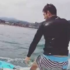 Aitana y Miguel Bernardeau surfean junto a Aritz Aranburu en Zarautz