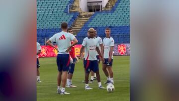 El gesto viral de Lamine Yamal a Huijsen dando toques que está reventando X