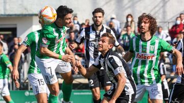 Armental y Azkue, en la pugna por un bal&oacute;n dividido.