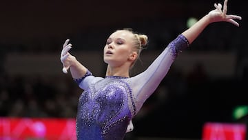 Angelina Melnikova compite en el ejercicio de suelo en la clasificatoria del concurso completo en los Mundiales de Gimnasia Artística que se están celebrando en el Kitakyushu General Gymnasium en Kitakyushu, Fukuoka, Japón.