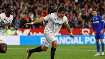 SEVILLA, 08/01/2023.- El defensa argentino del Sevilla Marcos Acuña celebra con su compañero Tanguy Nianzou (i) el 1-0 al Getafe durante el partido de la jornada 16 de LaLiga que ambos equipos disputan este domingo domingo en el estadio Sánchez Pizjuán. EFE/ Julio Muñoz