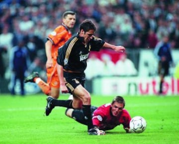 Raúl, after a 50-metre run, dribbles past Cañizares to score the third