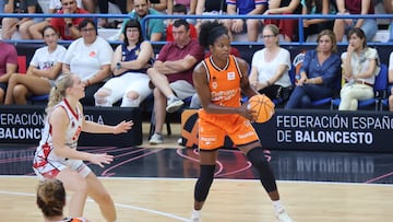 La interior estadounidense del Valencia Basket, Nadia Fingall (d) recibe el balón ante la presión de la jugadora del Casademont Zaragoza durante la Final de la Supercopa Femenina Endesa de baloncest que se celebra este domingo en el Pabellón Fausto Vicent de Alcantarilla (Murcia).