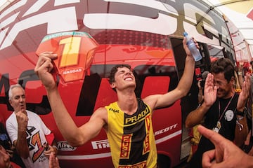 Jorge Prado celebra su título de MXGP en Maggiora.