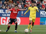 PAMPLONA, 21/03/2026.- El centrocampista de Girona Azz-Eddine Ounahi y el centrocampista de Osasuna Aimar Oroz, durante el partido de la jornada 29 de LaLiga EA Sports entre Osasuna y Girona, este sábado en el estadio El Sadar en Pamplona.-EFE/ Jesús Diges