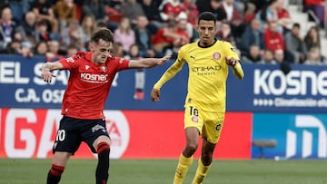 PAMPLONA, 21/03/2026.- El centrocampista de Girona Azz-Eddine Ounahi y el centrocampista de Osasuna Aimar Oroz, durante el partido de la jornada 29 de LaLiga EA Sports entre Osasuna y Girona, este sábado en el estadio El Sadar en Pamplona.-EFE/ Jesús Diges