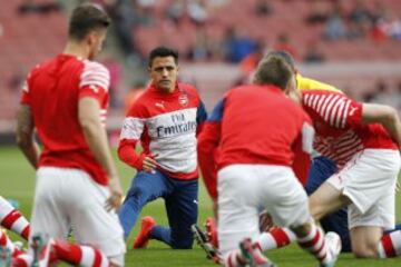 Arsenal's Chilean striker Alexis Sanchez (2L) warms up with team mates ahead of the English Premier League football match between Arsenal and Swansea City at the Emirates Stadium in London on May 11, 2015.    AFP PHOTO / IAN KINGTON

RESTRICTED TO EDITORIAL USE. No use with unauthorized audio, video, data, fixture lists, club/league logos or \x93live\x94 services. Online in-match use limited to 45 images, no video emulation. No use in betting, games or single club/league/player publications.