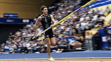 Duplantis subasta el dorsal de su rec車rd del mundo para ayudar contra el coronavirus