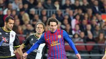 <b>RODEADO. </b>Messi volvió a marcar a pesar de que en muchas acciones estuvo marcado hasta por cuatro rivales.