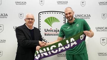 PRESENTACI&Atilde;N DE MARKO SIMONOVIC, UNICAJA, EN LA FOTO CON MANOLO RUBIA, DIRECTOR DEPORTIVO