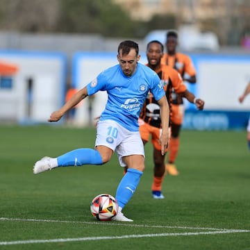 Rubén Díez golpea el balón. Detrás César Sousa.