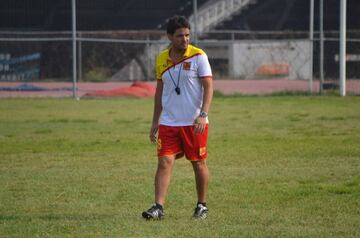Es otro de los técnicos que no fue profesional como futbolista. Se inició como DT en Venezuela y hoy está en Curicó.