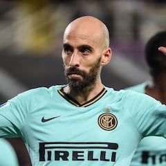 Borja Valero levanta la mano entre las dudas del Inter