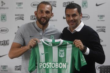 Los extranjeros Hernán Barcos y Pablo Ceppelini se pusieron la camiseta de Atlético Nacional durante la presentación oficial como nuevos refuerzos para la Liga Águila y Copa Libertadores.