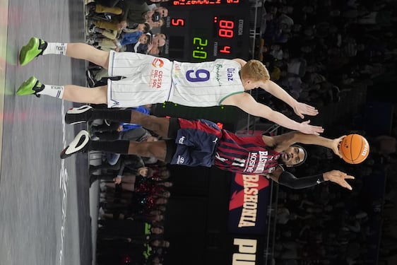 El Unicaja gana sufriendo y complica la Copa al Baskonia