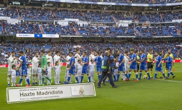 Los jugadores del Real Madrid y el Melilla se saludan en el centro del campo antes del inicio del encuentro. 