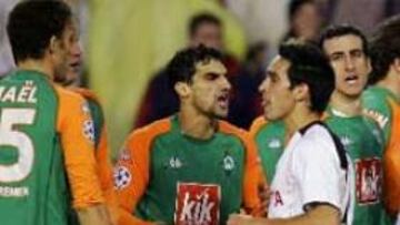 <b>IMPLICADOS.</B> Además de Angulo otros jugadores del Valencia, como Vicente, estuvieron implicados en los enfrentamientos.