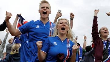 FIELES. Los aficionados islandeses podrían ampliar hoy su estancia en Francia si su selección es capaz de sumar ante Austria.