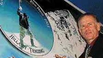 <b>TRAS LOS PASOS DE SU PADRE.</b> Peter Hillary firma en la ilustración que conmemora la primera ascensión al Everest en la Librería Desnivel.