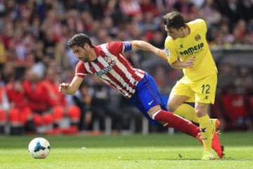 El centrocampista del Atlético de Madrid Raúl García Escudero (i) y el centrocampista del Villarreal Joan Ángel Román.