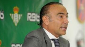 <b>EXPLICACIONES. </b>Oliver repasó ayer la actualidad económica y deportiva del Betis.