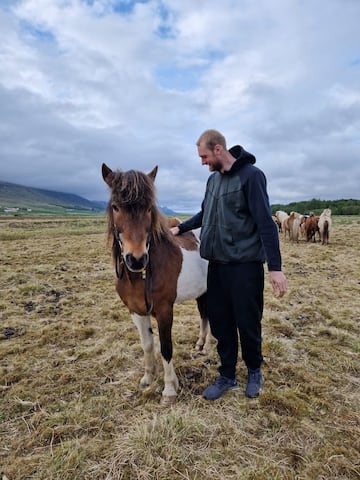 El pívot, en la granja con uno de sus cuatro caballos