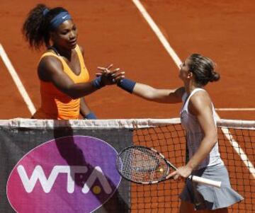 Sara Errani felicita a Serena Williams al finalizar el partido de tenis de semifinal femenina en el Masters de Madrid.