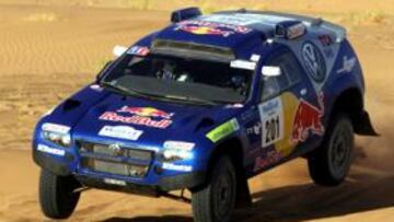 <strong>LÍDER DE NUEVO.</strong> Carlos Sáinz se ha colocado en primera posición de la carrera a falta de una etapa.