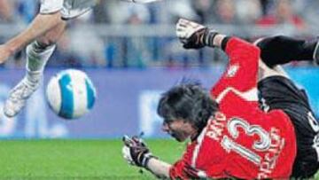 <b>DOLIDO. </b>Reyes chocó con Pato dentro del área y tuvo que ser retirado del campo en camilla.