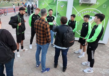 Serra, capitán del Parla Escuela, con sus compañeros Taras, Fuentes, Mario, Christian y Nando
