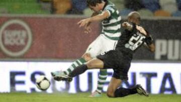 Santiago Arias (i) de Sporting disputa el bal&oacute;n con Nivaldo Santos de Academica hoy, lunes 29 de octubre de 2012, durante su partido de la Liga de la Primera Divisi&oacute;n en el estadio Alvalade en Lisboa.
