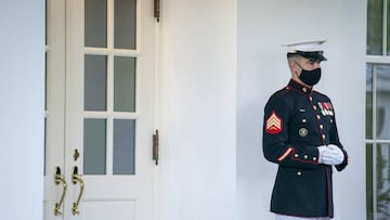 Washington (United States), 07/10/2020.- A Marine wearing a protective face mask is seen on duty outside of the West Wing where it has been reported that US President Donald Trump is being briefed on the status of coronavirus stimulus negotiations in the 