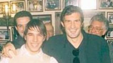 <b>BLANCO, S AZULGRANA, NO. </b>Figo posó sonriente con la bufanda de un miembro de la peña Cala Ratjada que rezaba: "Anticulé".