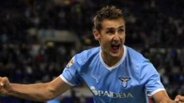 <b>VETERANO. </b>Klose celebra su gol a la Roma. Mantiene intacto su olfato goleador a los 33 años.