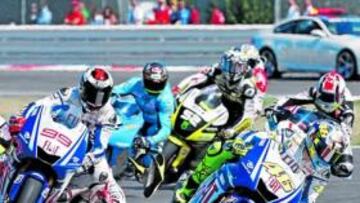 <b>POR LOS PELOS. </b>De Angelis se cayó en la primera vuelta y tiró a Edwards, éste a su vez a Hayden y a punto estuvieron de llevarse por delante también a Lorenzo.