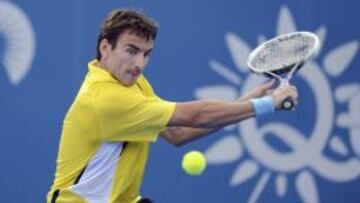 El tenista espa&ntilde;ol Tommy Robredo devuelve la bola al estadounidense Ryan Harrison.