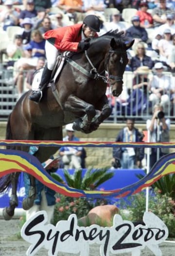 Todos los caballos que participan en los Juegos poseen un pasaporte que los identifica. Al igual que los jinetes olímpicos llegarán en avión y, de la misma forma que los seres humanos, sufrirán las consecuencias del jet-lag. Por otra parte, en los JJ OO de Melbourne 1956, la equitación se disputó en Suecia porque los organizadores temían que los caballos portaran enfermedades contagiosas.