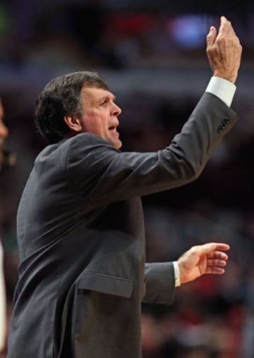 Kevin McHale, técnico de los Houston Rockets, da instrucciones.