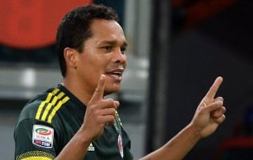 Bacca dejó al arquero Marchetti en el camino para hacer el tercer gol del Milan.