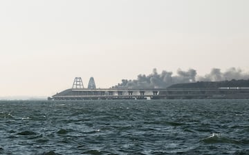 El Puente de Crimea es el más largo de Europa y uno de los más estratégicos del continente. La NAK, Comité Nacional Antiterrorista de Rusia, ha informado de una explosión de un camión la cual ha provocado el incendio de varios tanques.