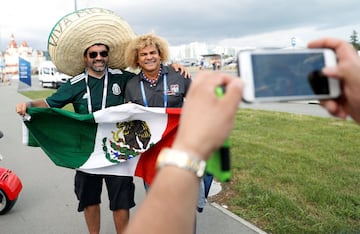 Un fan con Carlos 'Pibe' Valderrama.