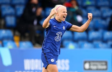 Pernille Mosegaard Harder (28 años, Ikast, Dinamarca) es otra de las jugadoras de moda en el fútbol femenino. La atacante se convirtió el pasado verano en el fichaje más caro de esta categoría, después de que el Chelsea pagara (350.000 euros) al Wolfsburgo por ella. La danesa llegó al equipo inglés tras perder la final de la Champions ante el Olympique de Lyon (1-3), después de haber sido campeona de la Liga y de la Copa en Alemania. Más allá de los títulos, destaca su nivel individual. Con 38 dianas, la delantera de Ikast fue la máxima goleadora de Europa en la pasada temporada. Una cifra que se ha rebajado este curso, en el que suma 16 dianas pero sigue portando un gran peso como estrella de su equipo.