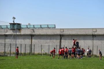 La Drola participa en una temporada regular jugando partidos reales contra equipos reales hechas por los jugadores libres. Este proyecto liderado por la asociación sin fines de lucro “Ovale Oltre le Sbarre” promueve los valores éticos del deporte jugando al juego: la observación de las normas, la lealtad, la solidaridad, el apoyo mutuo de los compañeros y el respeto a los oponentes.