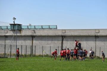  La Drola participa en una temporada regular jugando partidos reales contra equipos reales hechas por los jugadores libres. Este proyecto liderado por la asociación sin fines de lucro  “Ovale Oltre le Sbarre” promueve los valores éticos del deporte jugando al juego: la observación de las normas, la lealtad, la solidaridad, el apoyo mutuo de los compañeros y el respeto a los oponentes.