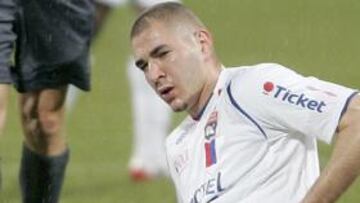 <strong>BENZEMA VIAJA.</strong> El delantero, la gran esperanza del Olympique en Lyon, ha viajado con el equipo a pesar de que arratra molestias.