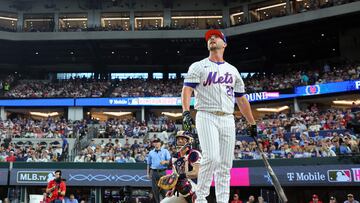 ARLINGTON, TEXAS - JULY 15: Pete Alonso #20 of the New York Mets follows the ball during the T-Mobile Home Run Derby at Globe Life Field on July 15, 2024 in Arlington, Texas. Stacy Revere/Getty Images/AFP (Photo by Stacy Revere / GETTY IMAGES NORTH AMERICA / Getty Images via AFP)